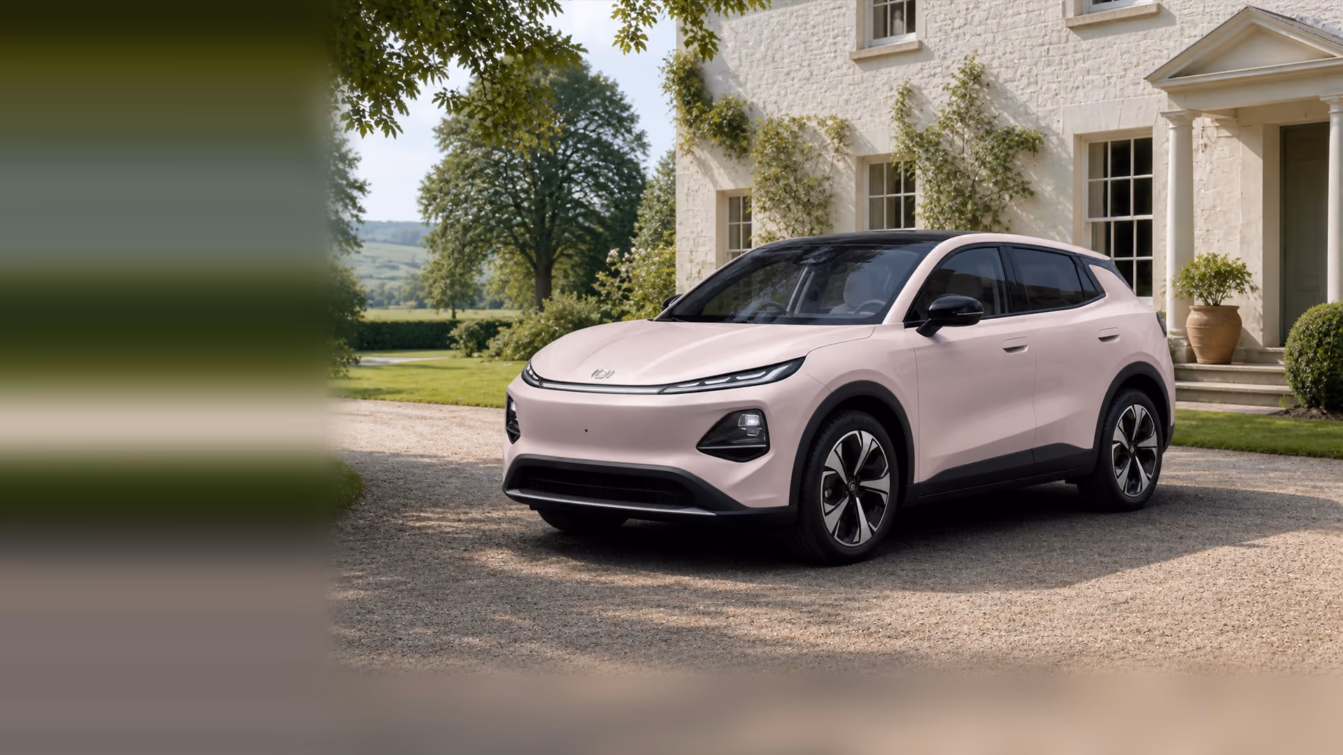 Changan Nevo Q05 у загородного дома